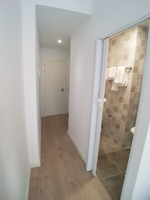 Standard Double Room, 2 Single Beds | Down duvets, memory-foam beds, minibar, desk - Hostal Puente de Hierro (Logroño)