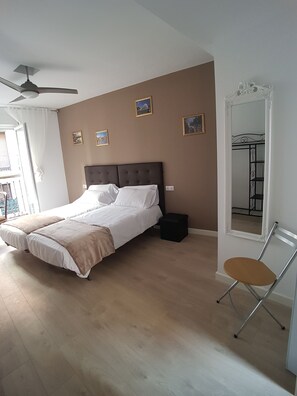 Habitación doble Deluxe, 1 cama King size | Edredón, camas con efecto memoria, minibar y escritorio 