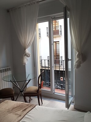 Quarto casal luxo, 1 cama King | Edredons de pluma, camas com colchões de espuma com sistema de memória