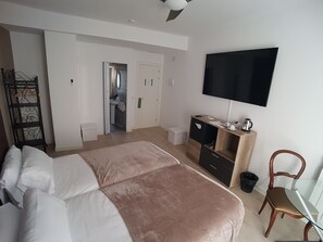 Quarto casal luxo, 1 cama King | Edredons de pluma, camas com colchões de espuma com sistema de memória
