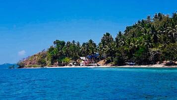 Una spiaggia nelle vicinanze