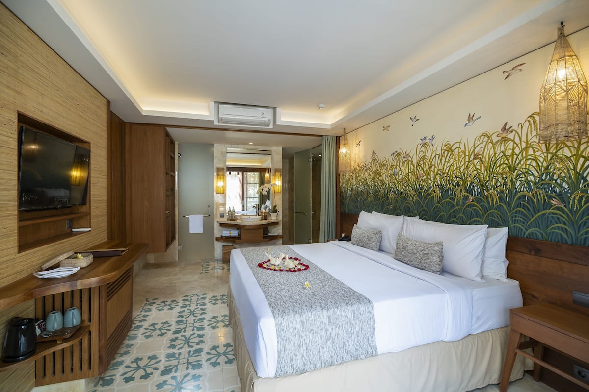 Minibar, in-room safe, desk, free cribs/infant beds