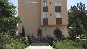 A multi-story building with a sign reading "USTUNDA G O TEL & PANSIYON". - Ustundag Otel (Keçiborlu)