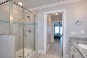 Badewanne, Haartrockner, Handtücher
