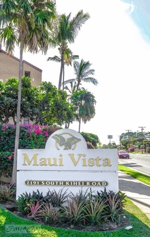Segnale per 'Maui Vista' con logo raffigurante un uccello, situato in South Kihei Road, 2191.