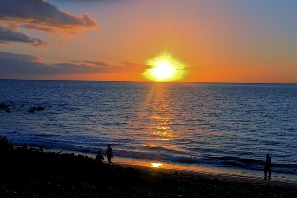 Beach nearby, sun-loungers, beach towels