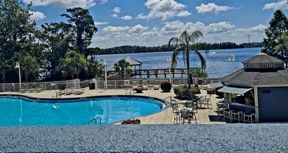 LOW RATE OCT 1-DEC 25 2.5 BDRS 2 BTHS 25 FT LAKE VIEW BALCONY & DISNEY FIREWORK