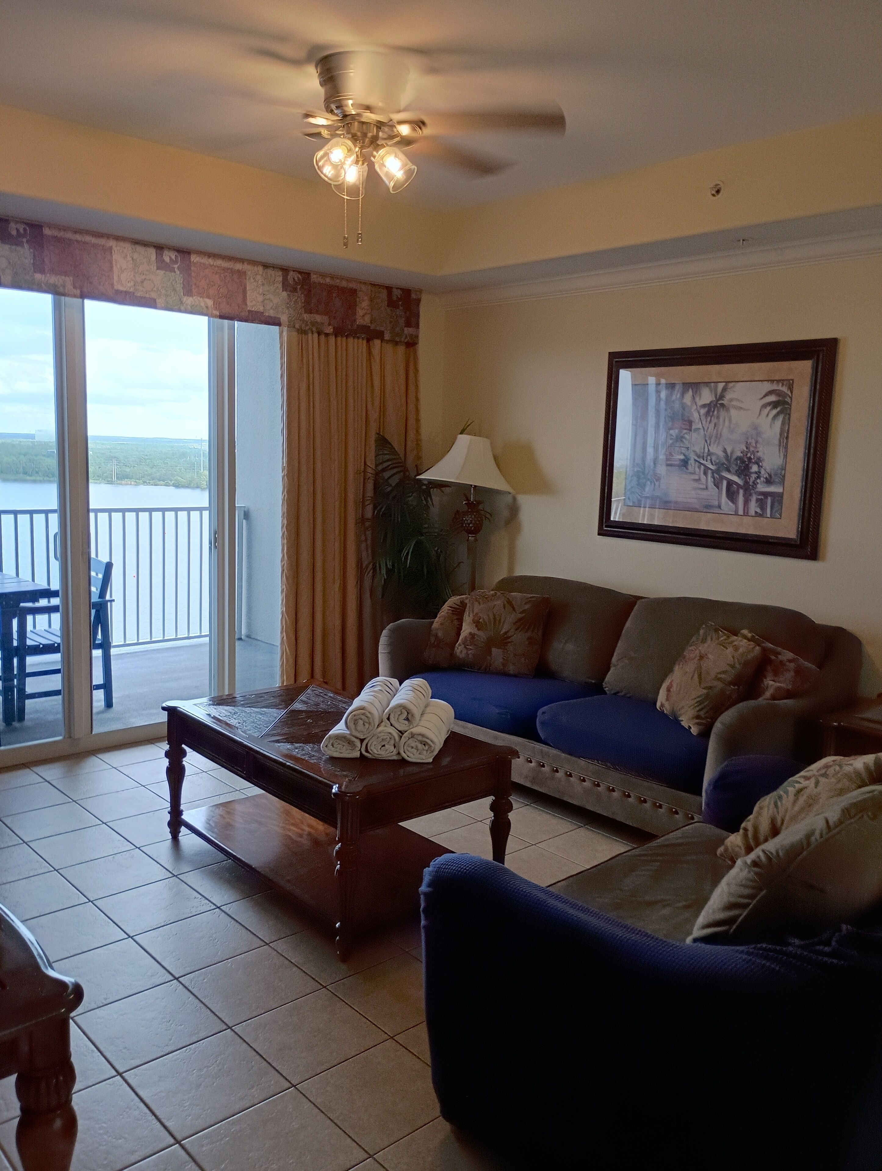 Smart-tv, videospelletjes, een dvd-speler en een tafeltennistafel