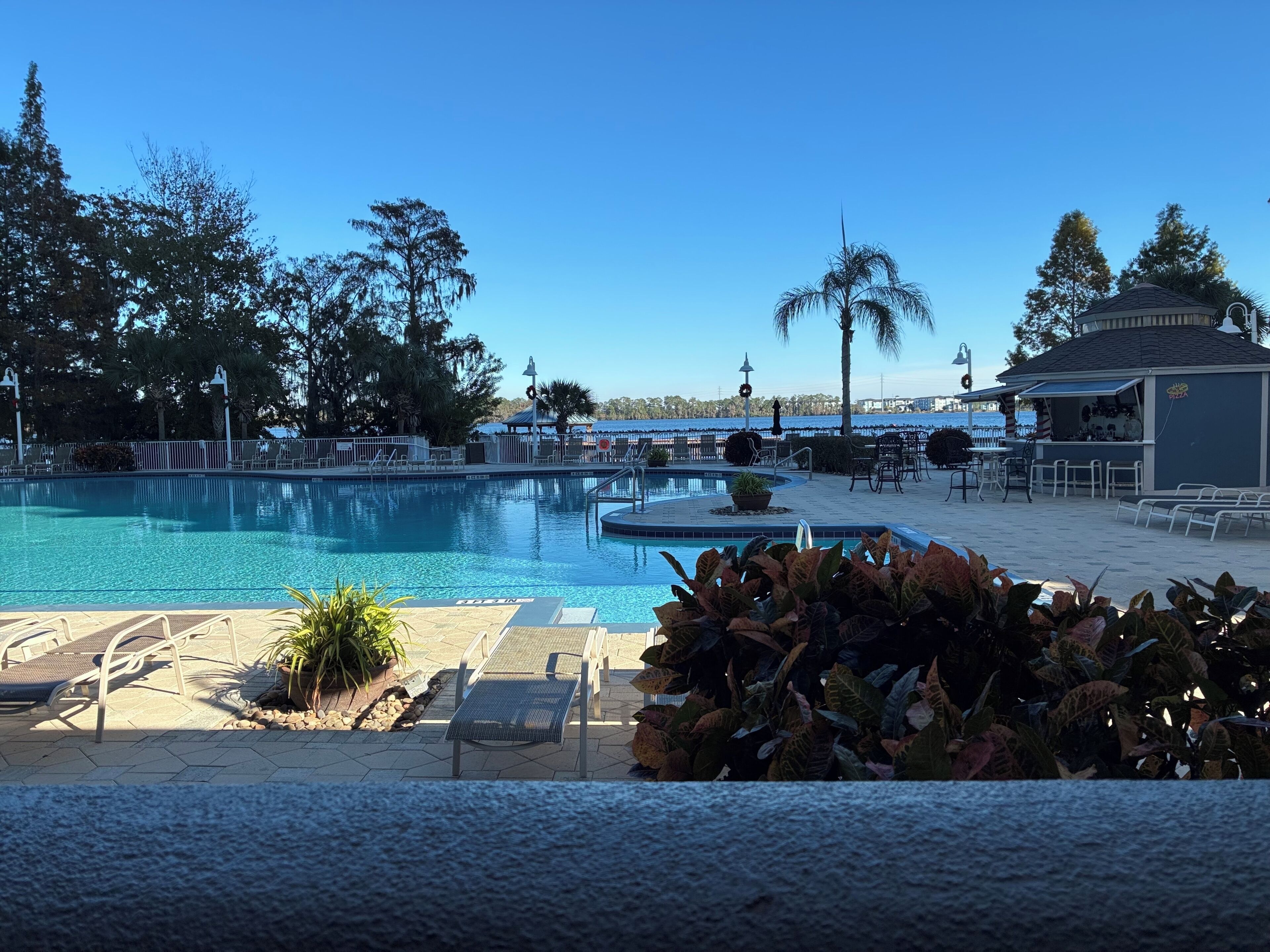 حمّام سباحة خارجي، حمّام سباحة مُدفَّأ