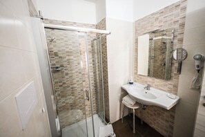 Chambre triple, Plusieurs lits | Salle de bain | Douche, bidet, serviettes fournies