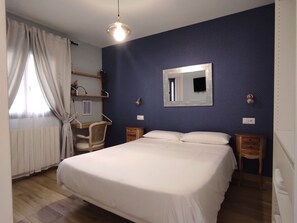 Deluxe kamer | Hypoallergeen beddengoed, individueel gedecoreerd, een bureau