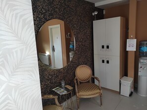 Hypo-allergenic bedding, individually decorated, desk, free WiFi - Los Patios de Santander (Santander)