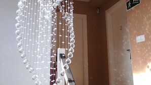 A staircase with a decorative crystal chandelier hanging from the ceiling. - Los Patios de Santander (Santander)