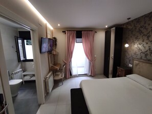 Deluxe Room, Patio | Hypo-allergenic bedding, individually decorated, desk, free WiFi - Los Patios de Santander (Santander)