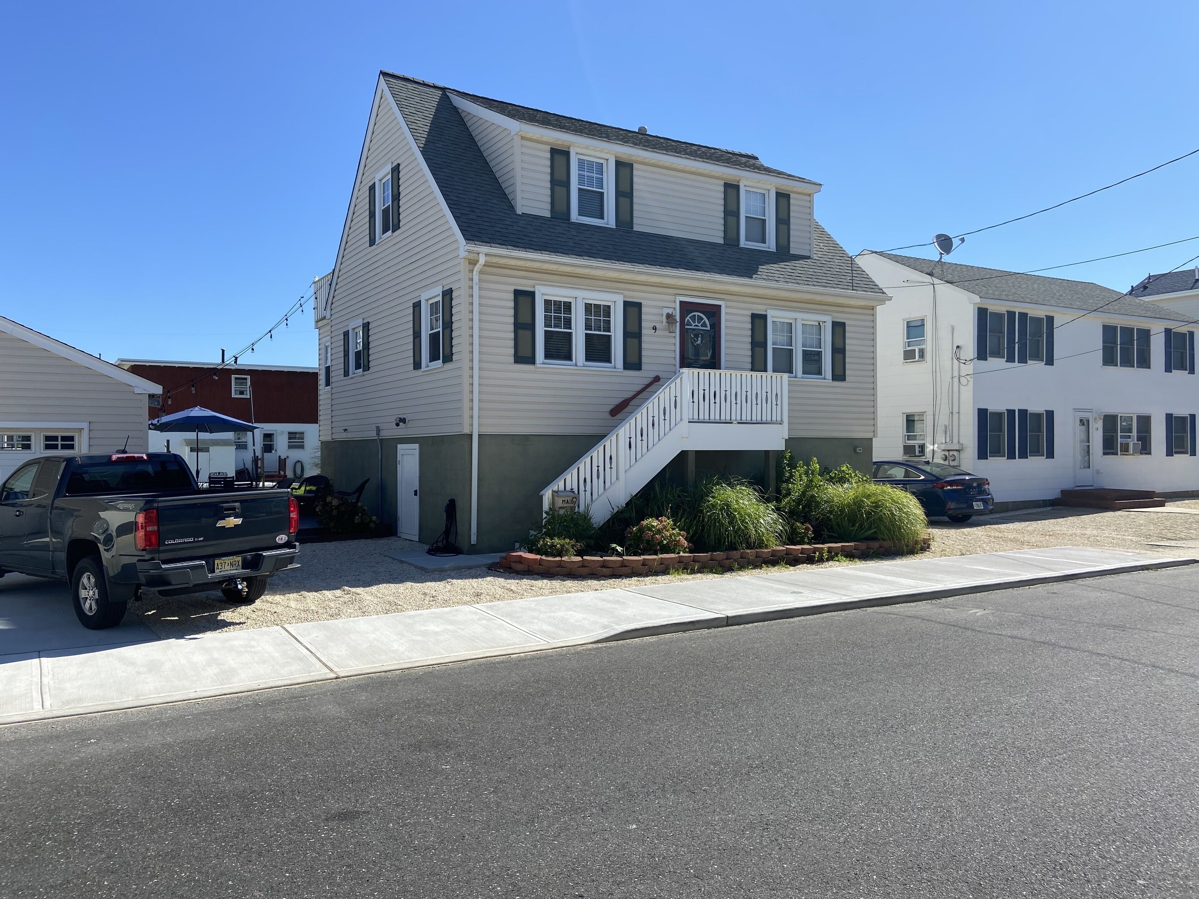 Walk to Ocean, Family Friendly, Clean, Comfy and Fun -- 8 Houses to the Beach!