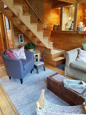 Smart TV, DVD player, books, stereo