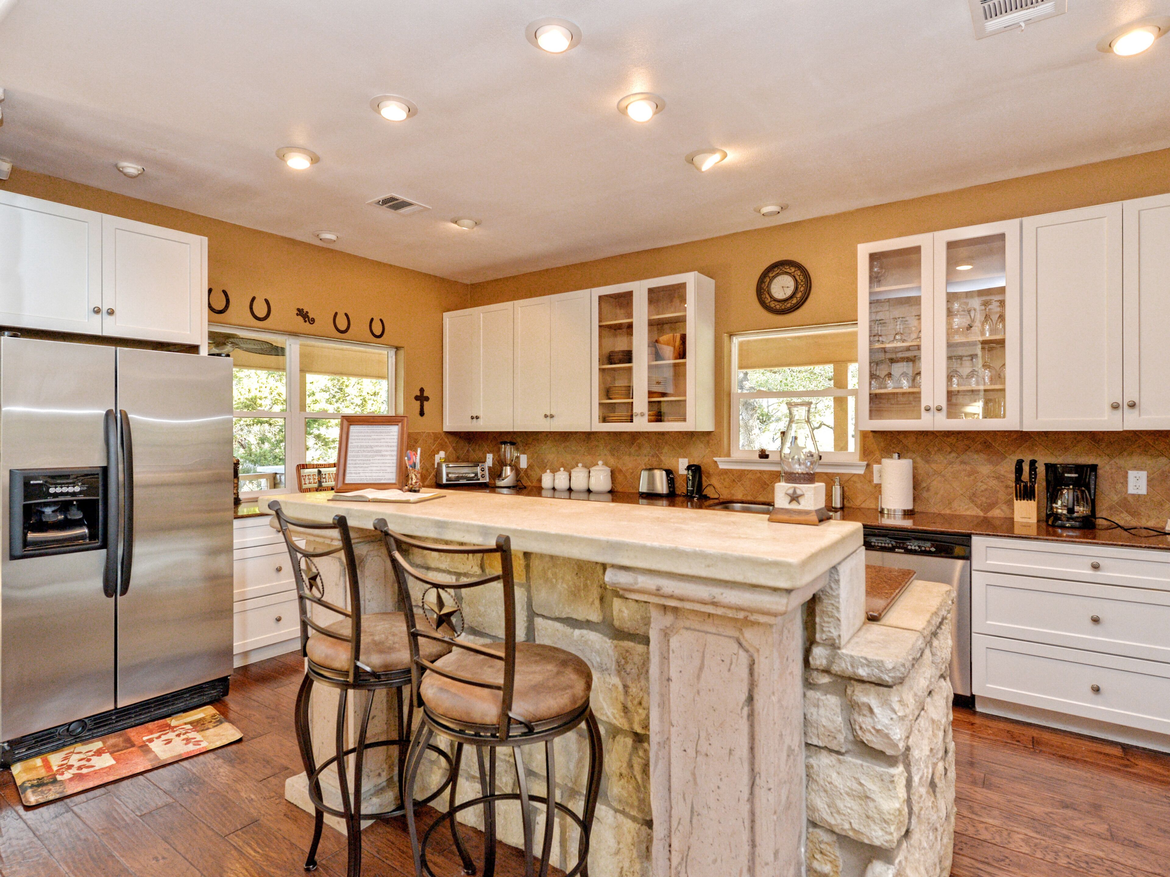 Réfrigérateur, four à micro-ondes, un four, surface de cuisson