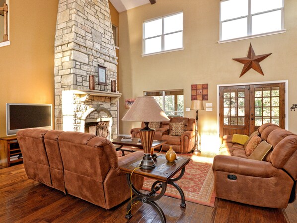 Een smart-tv, een open haard, een dvd-speler en tafelvoetbal