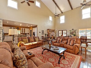 Una Smart TV, una chimenea, un reproductor de DVD, un futbolín