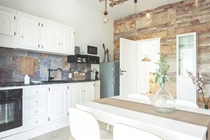 Appartamento, lato giardino (Melograno) | Cucina privata | Frigorifero con congelatore, microonde, forno, piano cottura