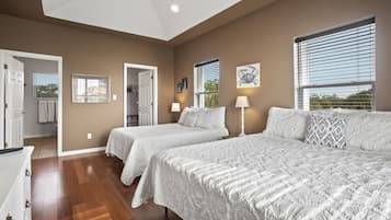 1 Schlafzimmer, Schreibtisch, Bügeleisen/Bügelbrett, Reisekinderbett