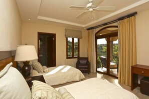 9 Schlafzimmer, Zimmersafe, Bügeleisen/Bügelbrett, Reisekinderbett