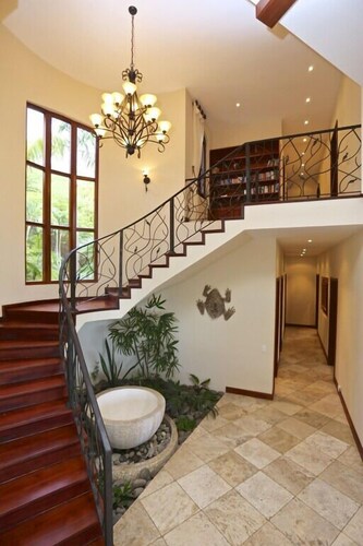 Luxury Ocean View Villa - 9 Bdr. -Magnificent Outdoor Pool,