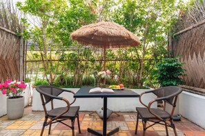 Premium bedding, memory foam beds, in-room safe, desk - Manli Hotel Shanghai Pudong Airport Branch-Free shuttle buses to Pudong Airport and Disneyland (Shanghai)