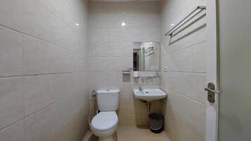 Habitación Deluxe con 2 camas individuales | Baño | Regadera, regadera tipo lluvia, amenidades de baño gratuitas, pantuflas