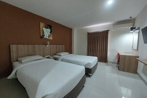 Escritorio, cortinas blackout y wifi gratis 