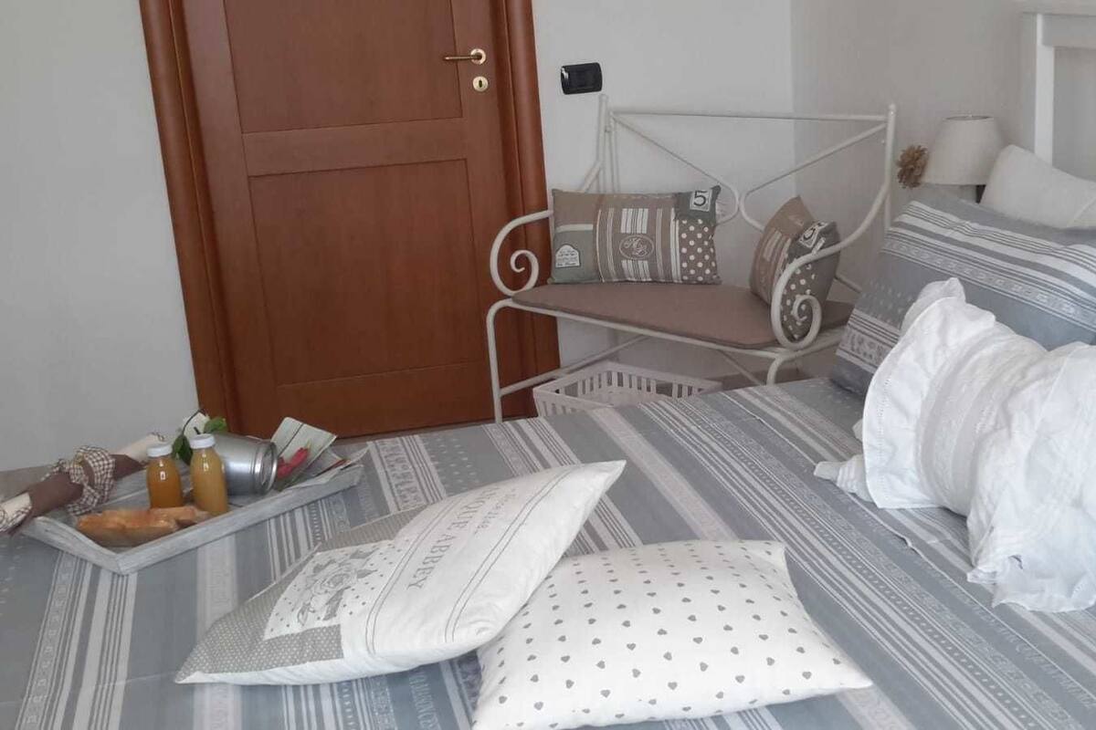 Chambre double, salle de bain privée (External) | Minibar, coffre-fort, bureau, lit de bébé (gratuit)