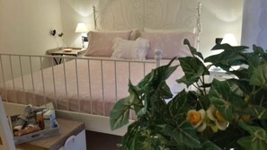 Chambre double, salle de bain privée | Minibar, coffre-fort, bureau, lit de bébé (gratuit)
