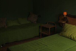 Kolmen hengen huone, jaettu kylpyhuone | Työpöytä, silitysrauta/-lauta, ilmaiset vauvansängyt, vuodevaatteet