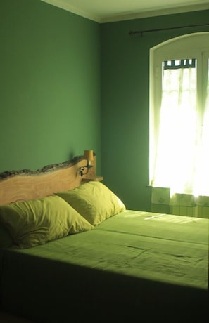 Habitación triple, baño compartido | Escritorio, tabla de planchar con plancha, cunas gratuitas