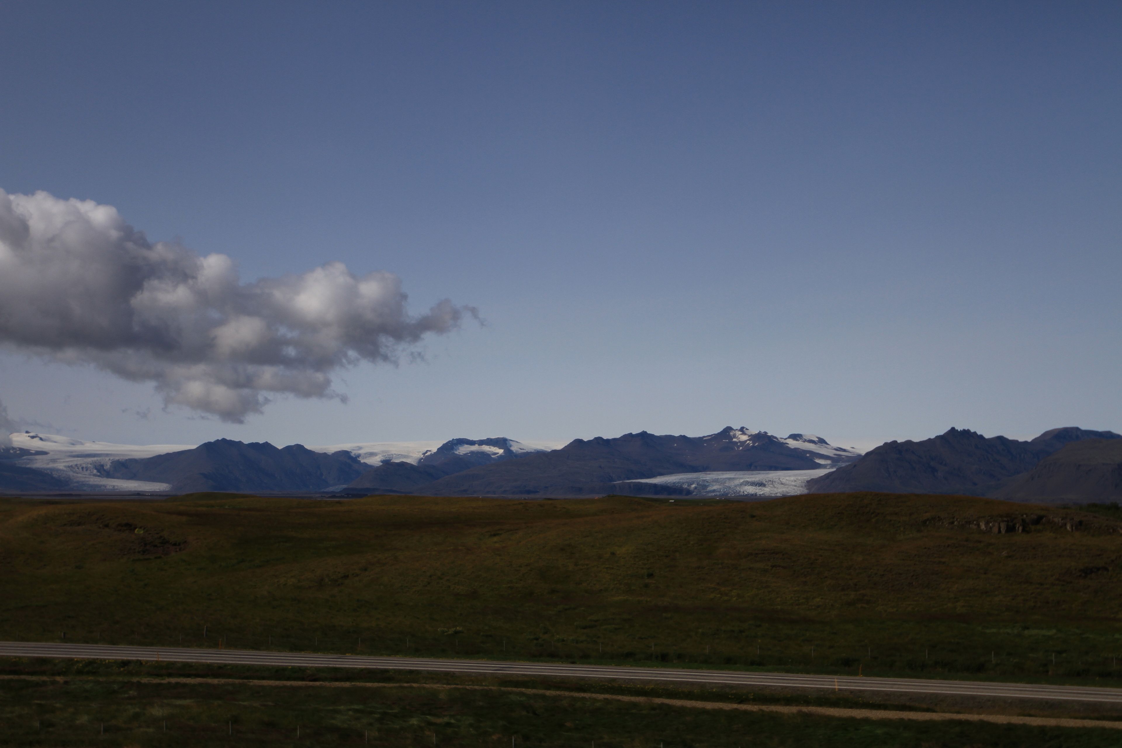 Eine Straße vor einer Berglandschaft.