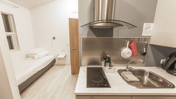 Cabane, 1 chambre | Coin cuisine privé | Réfrigérateur, micro-ondes, plaque de cuisson, bouilloire électrique