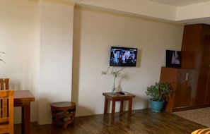 Deluxe-Vierbettzimmer | Fernseher