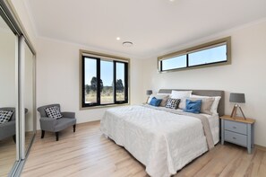 Deluxe House, 4 Bedrooms, Pool Access, Vineyard View | 4 bedrooms, individually decorated, individually furnished, desk - TheHorizon7 (Pokolbin)