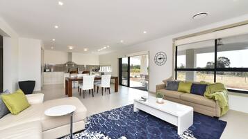 豪華獨棟房屋, 4 間臥室, 可使用泳池, 葡萄園景觀 | 起居區 | 平面電視