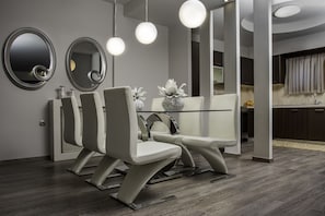 Apartment, 3 Schlafzimmer | Wohnbereich | Flachbildfernseher