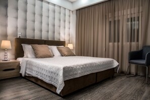 Departamento, 3 habitaciones | Caja de seguridad en la habitación y insonorización