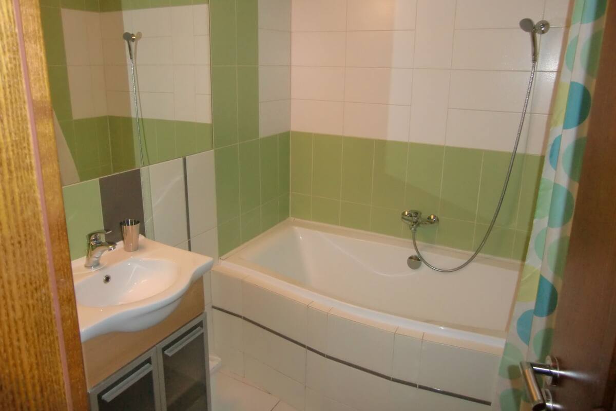 Bed in 10-Bed Mixed Dormitory, Private Bathroom | Bathroom | Slippers, towels