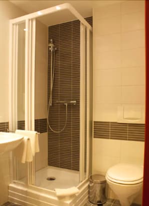 Double Room | Bathroom | Shower, hair dryer, towels - Hotel Eleganz (Loitz)