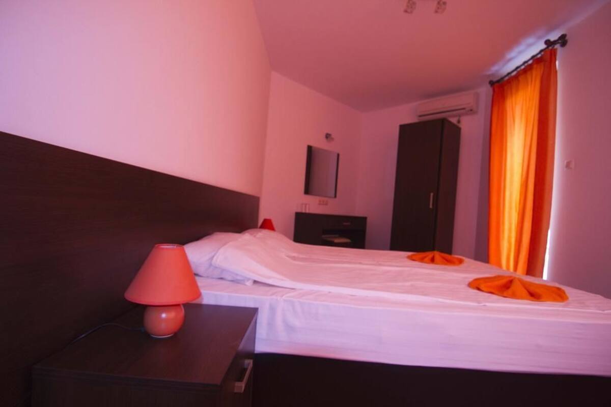 Escritorio, cortinas blackout y tabla de planchar con plancha