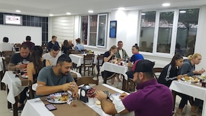 Café da manhã com buffet grátis todos os dias