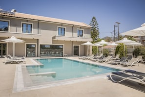Outdoor pool - Notos Luxury Studios (Kefalonia)