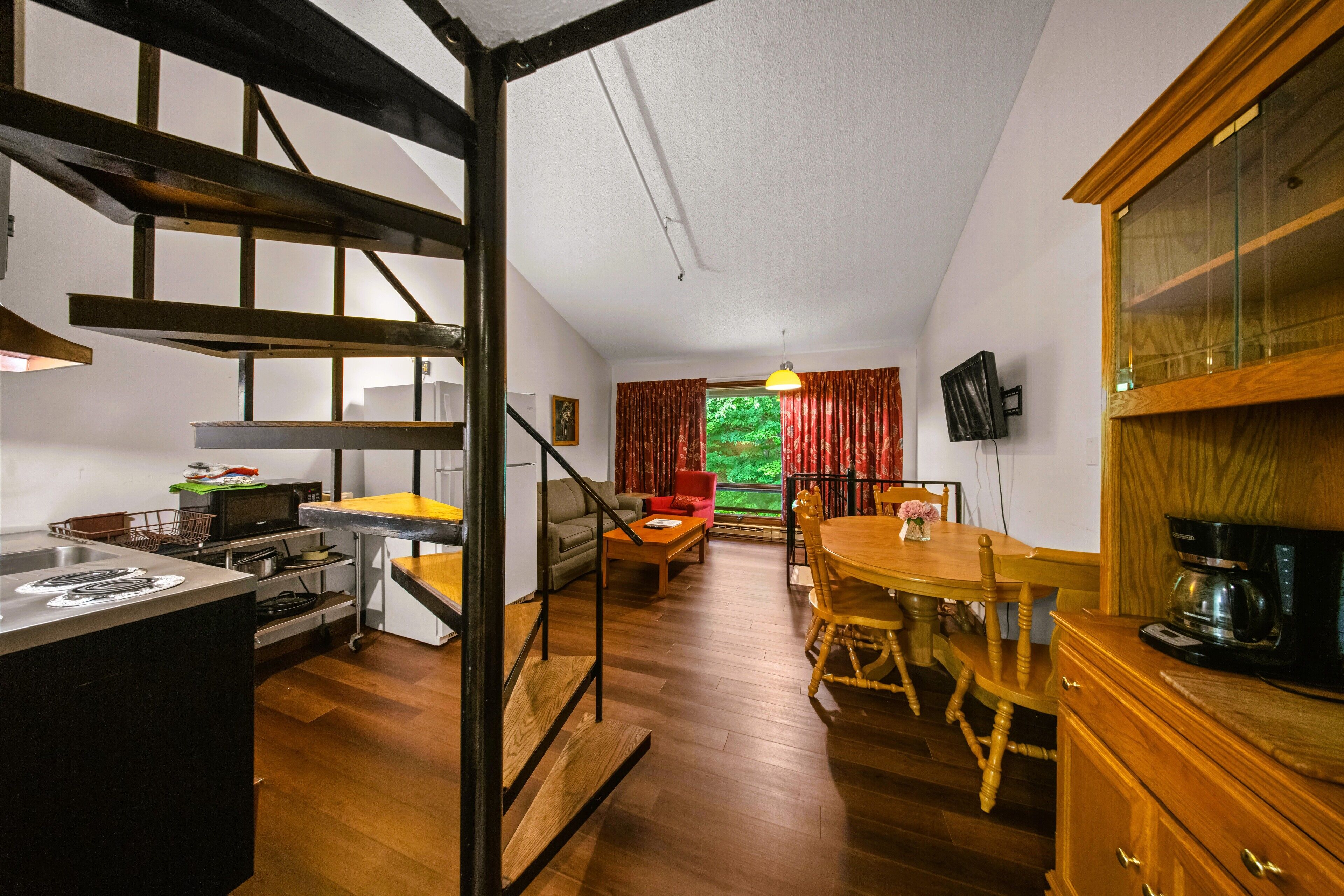 Superior-huoneisto, kylpyhuone makuuhuoneen yhteydessä (Matterhorn) | Oleskelualue | Televisio, pöytäjalkapallopöytä, pöytätennispöytä, kirjoja