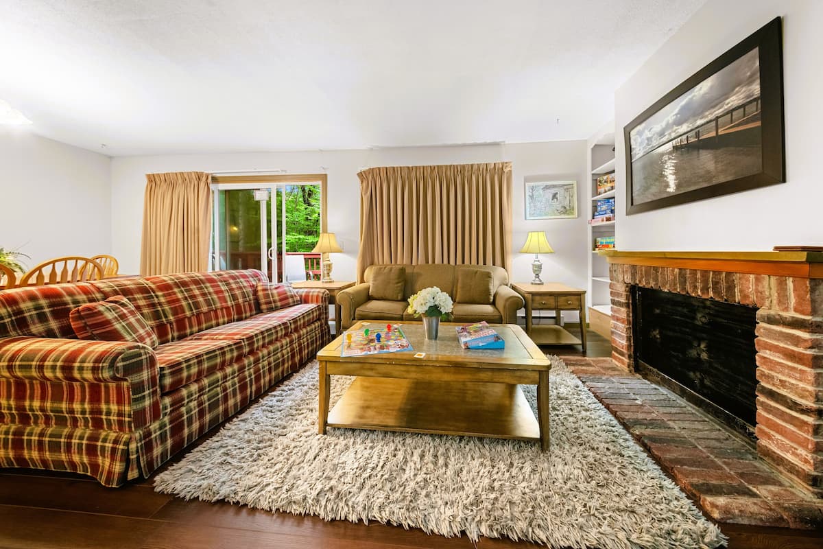 Luxury Apartment, Ensuite (Condo 3 bedroom) | Living area | 32-inch TV with cable channels, foosball, table tennis