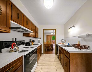 Luxury Apartment, Ensuite (Condo 3 bedroom) | Private kitchen