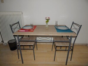 Apartment, 2 Schlafzimmer, Balkon, Bergblick | Eigene Küche | Großer Kühlschrank, Ofen, Herdplatte